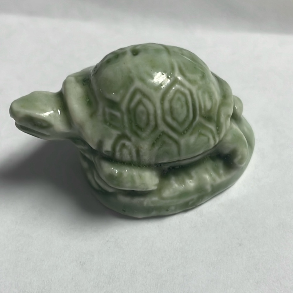 Wade whimsies Red Rose porcelain turtle figurine